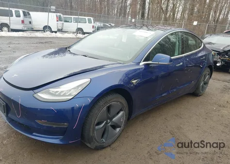 2018 Tesla Model 3 Long Range/Mid Range z USA, uszkodzony, nr VIN 5YJ3E1EA0JF031788